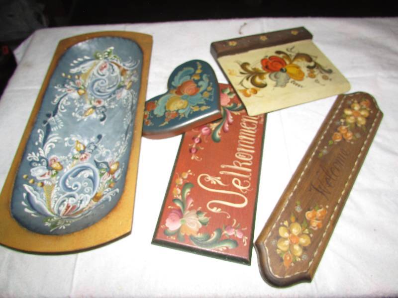 lot 109 image: Rosemal Painted Dcor items