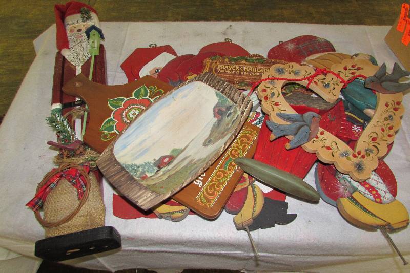 lot 117 image: Holiday dcor items, hand painted