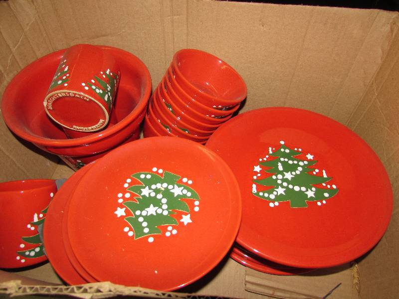 lot 120 image: Set of Christmas Dishes