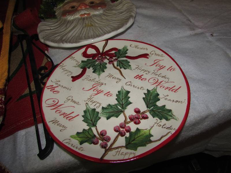 lot 121 image: Wall hangers and 2 christmas plates