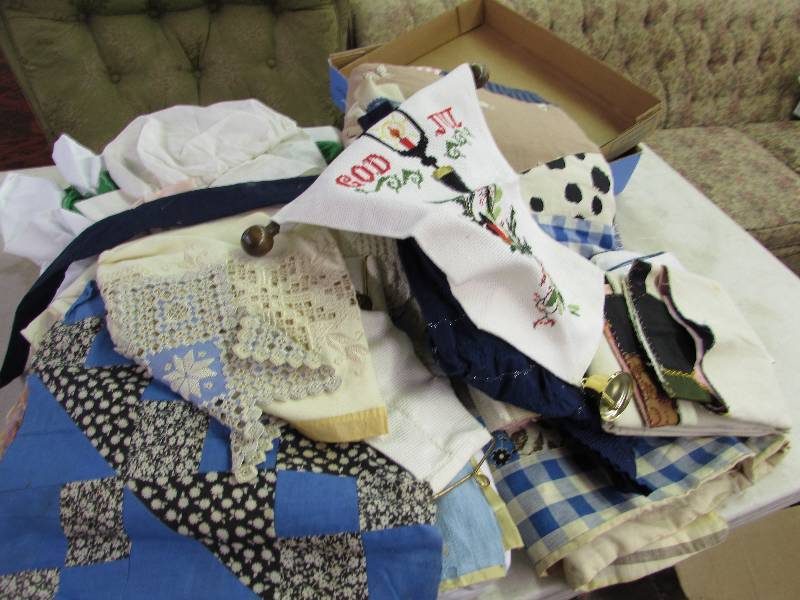 lot 126 image: Linens, blankets