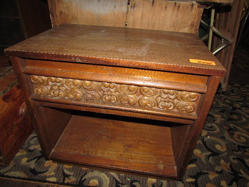 lot 8 image: Side table with a drawer