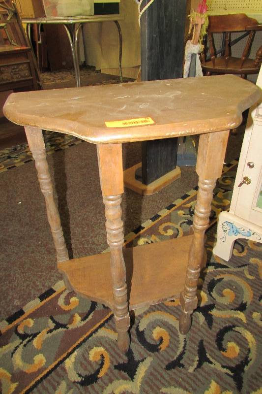 lot 16 image: Vintage side table