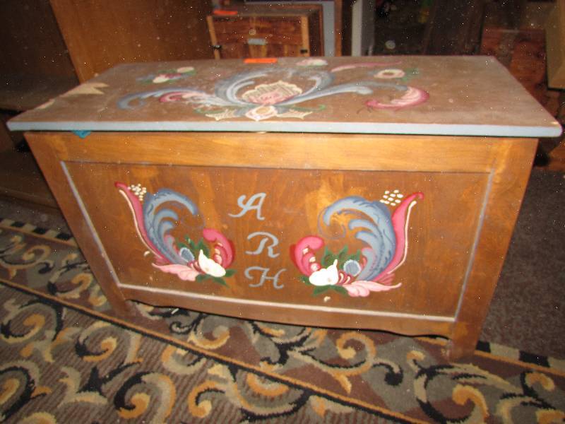 lot 22 image: Hope chest with rosemal painting, left side top is damaged. Includes contents.