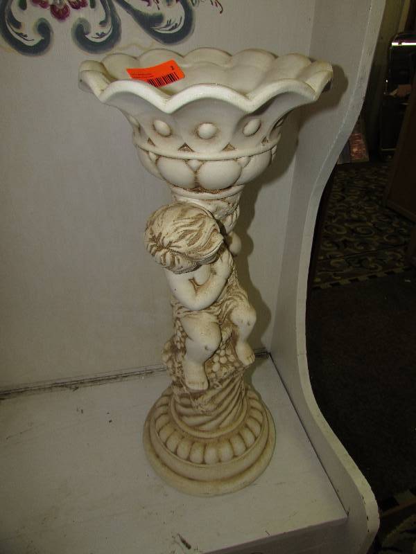 lot 2 image: Birdbath garden statue