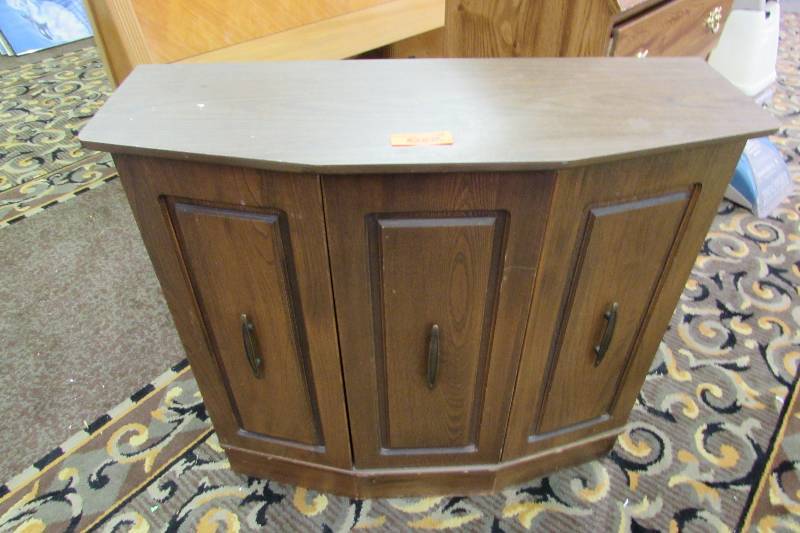 lot 18 image: Side cabinet with storage shelves