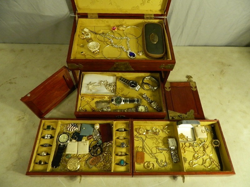 lot 1 image: Jewelry Box with Jewelry