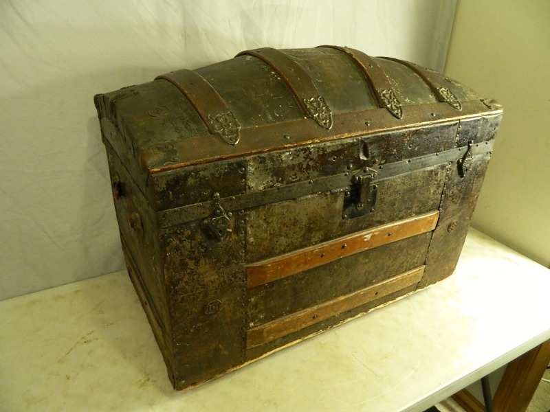 lot 16 image: Old Humpback  Dome Trunk