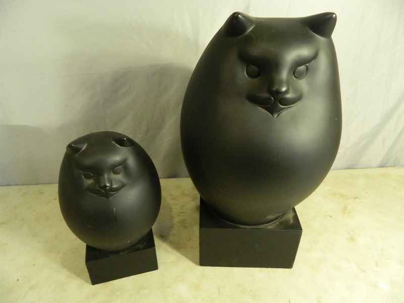 lot 5 image: 2 Black Cat Statues
