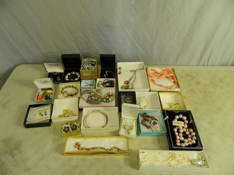 lot 26 image: Estate Jewelry Collection