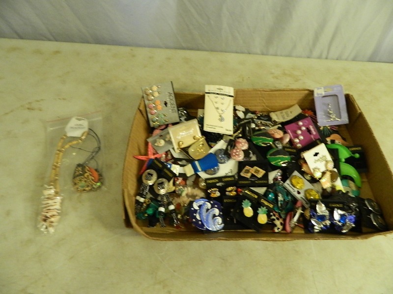 lot 28 image: Assorted Jewelry
