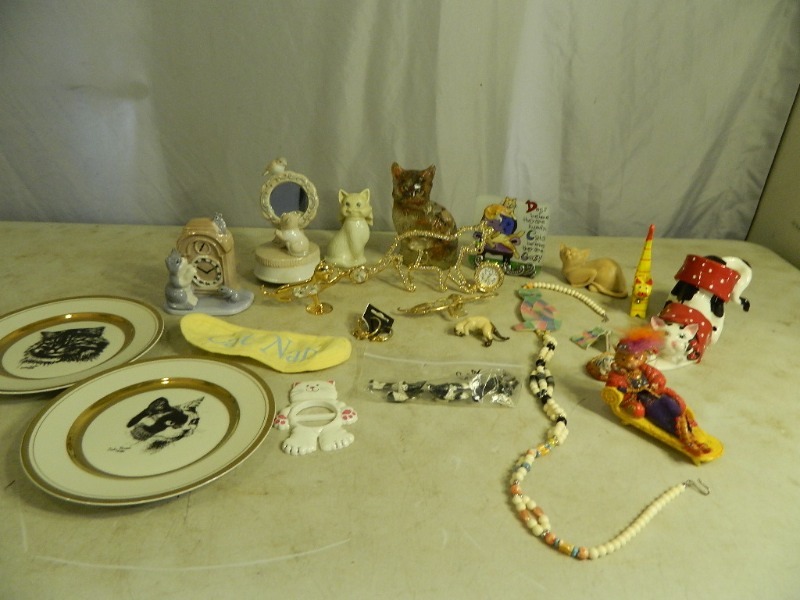 lot 29 image: Cute Cat Decor