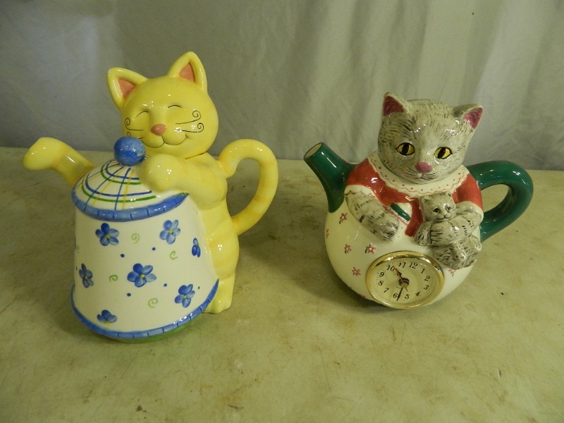 lot 30 image: 2 Cat Teapots