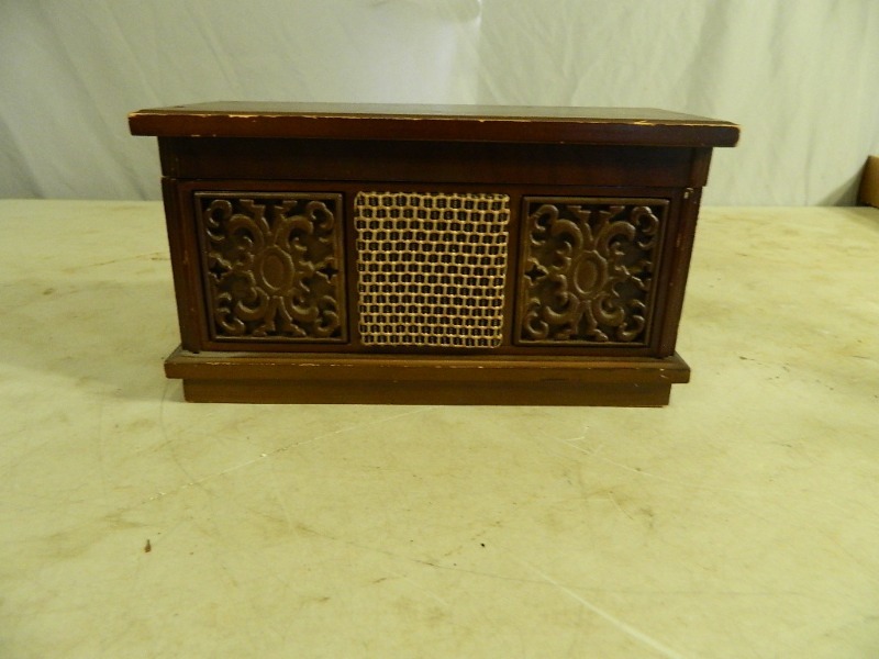 lot 31 image: Vintage Tabletop LighterRadioBox