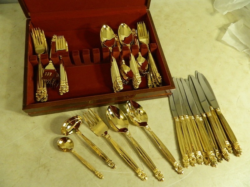 lot 48 image: 65 Pc Godinger Silver Art Co Silverware in Case