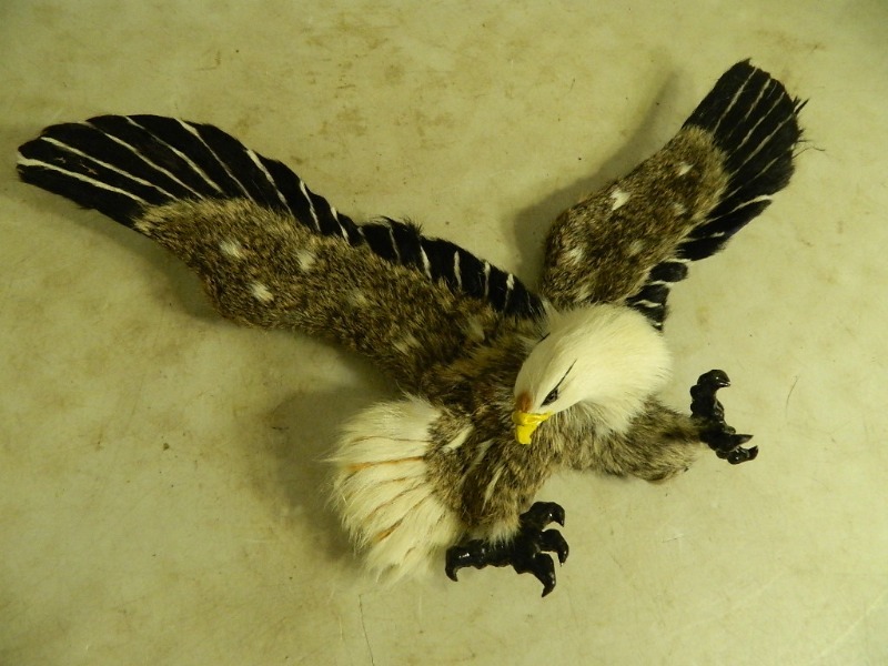 lot 79 image: Eagle Wall Hanging