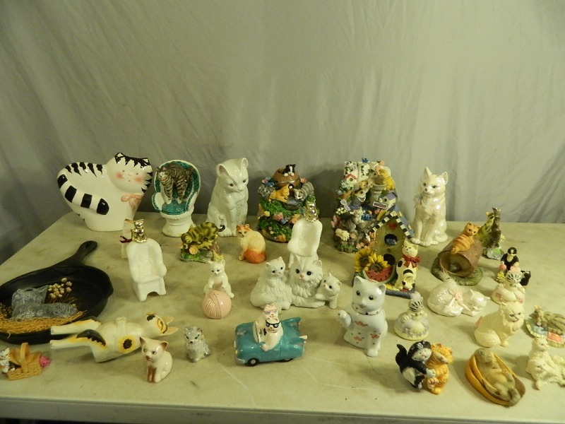 lot 118 image: Cat Collection