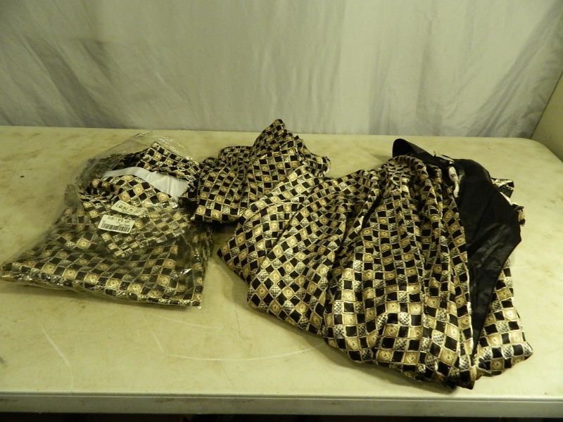 lot 132 image: Mens 100% Silk Pajama Set