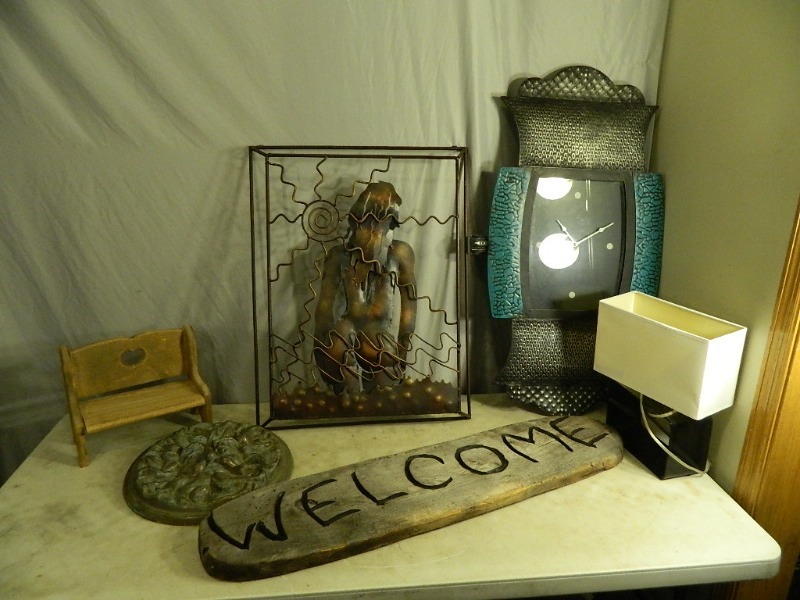 lot 153 image: Decor Items