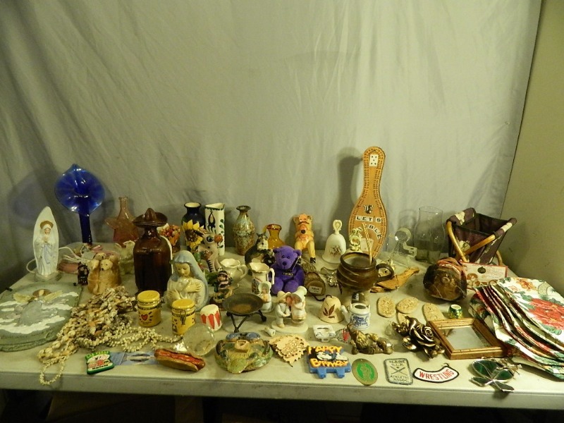 lot 156 image: Collectibles and Home Decor