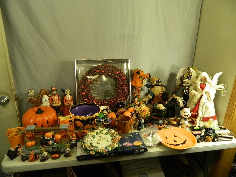 lot 173 image: Holiday Items