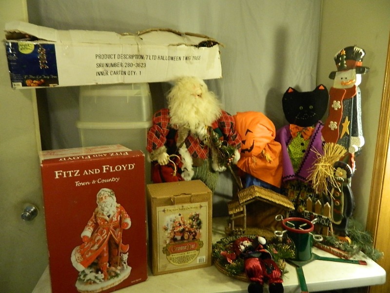 lot 175 image: Holiday Items