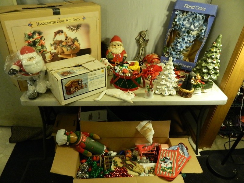 lot 184 image: Holiday Items