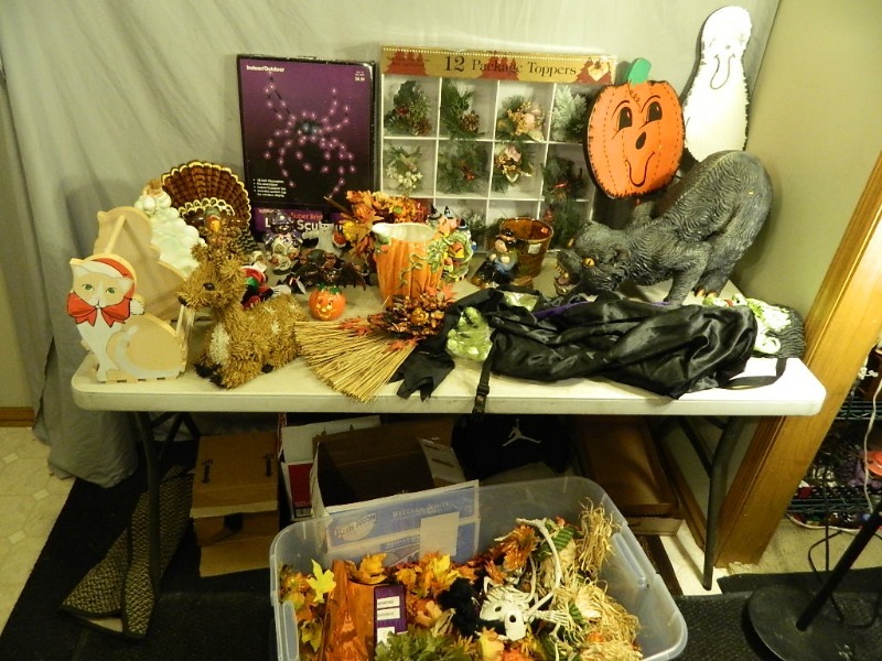 lot 188 image: Holiday Items