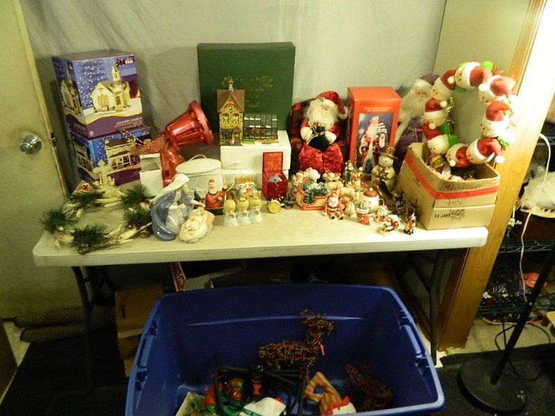 lot 190 image: Holiday Items