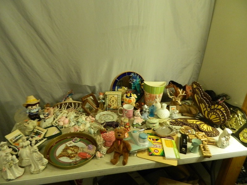 lot 191 image: Singer Sewing Kits and More