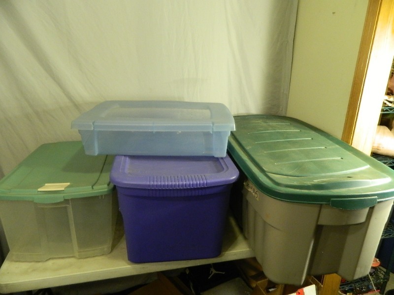 lot 194 image: 4 Totes with Lids