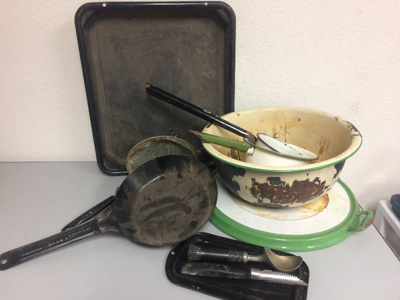 lot 20 image: Vintage Enamelware and Pans