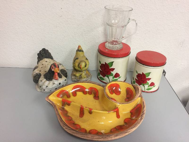 lot 23 image: Vintage Sequoia Ware, Turkey Collectibles and Canisters