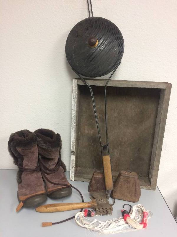 lot 24 image: Assorted Vintage, Antique and Used Items