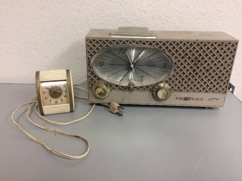 lot 25 image: Vintage Admiral Clock Tube Radio wTravalarm