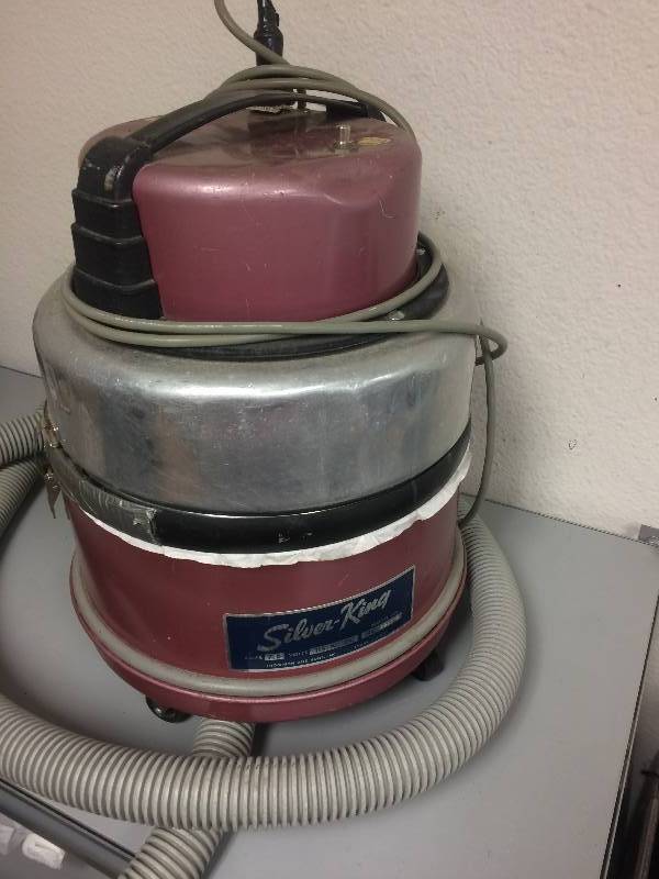 lot 48 image: Vintage Silver-King Canister Vacuum