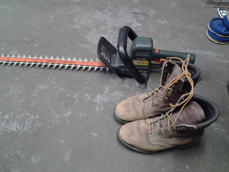 lot 19 image: Black & Decker Hedge Hog 22, Mens Size 10D Mont Blanc Work Boots