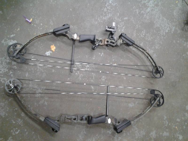 lot 25 image: 2-Genesis Mini Youth Compound Bows, 1-good, 1-For Parts