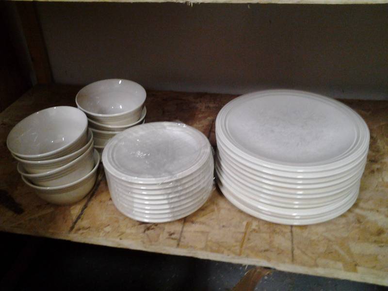 lot 39 image: Set Of Dinner Ware 11-11 Inch Plates, 9-8 Inch Plates, 8 Bowls