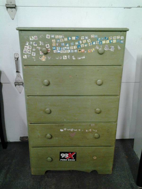 lot 55 image: 5-Drawer Chest & Heavy Ceramic Floor Lamp With Shade