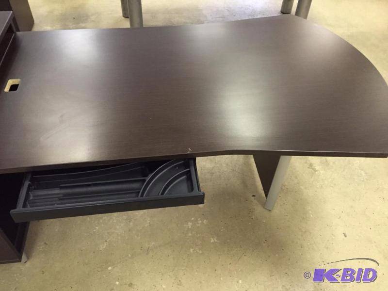 lot 62 image: Desk