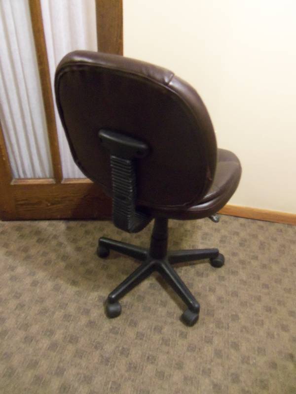 lot 19 image: Leather Computer Chair