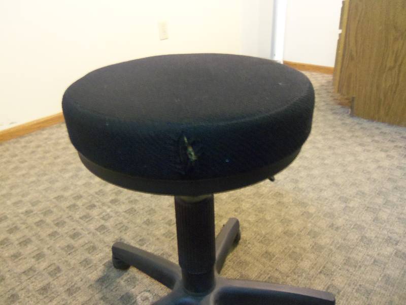 lot 21 image: Exam Stool