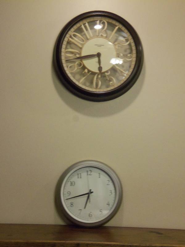 lot 34 image: Clocks - Lot of 2
