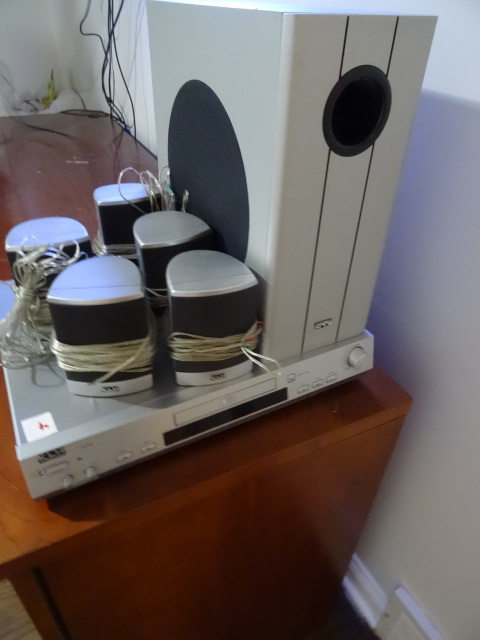 lot 4 image: KLH DVD stereo surround sound sysytem. HA 7000. Works