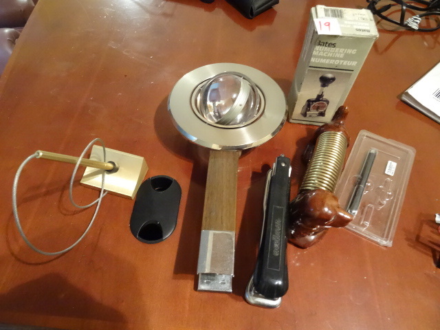 lot 19 image: Misc office supplies