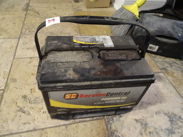 lot 39 image: Service central Automotive battery. 78-85. Side posts. 800CCA. Tests out at 12.57 volts