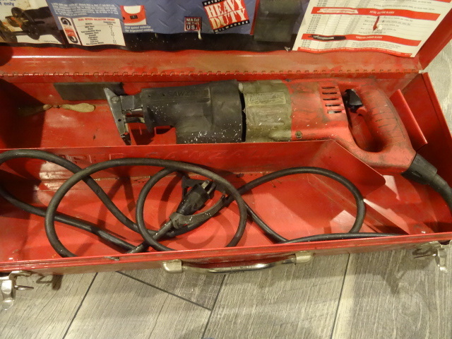lot 46 image: Milwaukee sawzall. Missing blade holder. With case