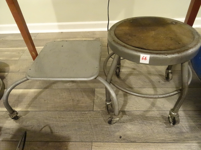lot 66 image: Compaq 274407-B25 easy reach monitor stand. Metal stool on wheels. 14 seat height.