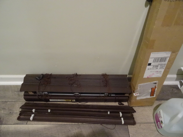 lot 77 image: 3 window blinds. 26
